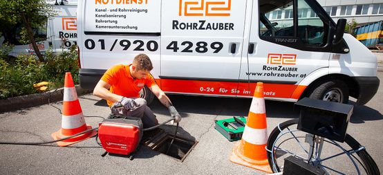 Mitarbeiter von Rohrzauber vor einem Firmenwagen bei der Abflussreinigung für Graz